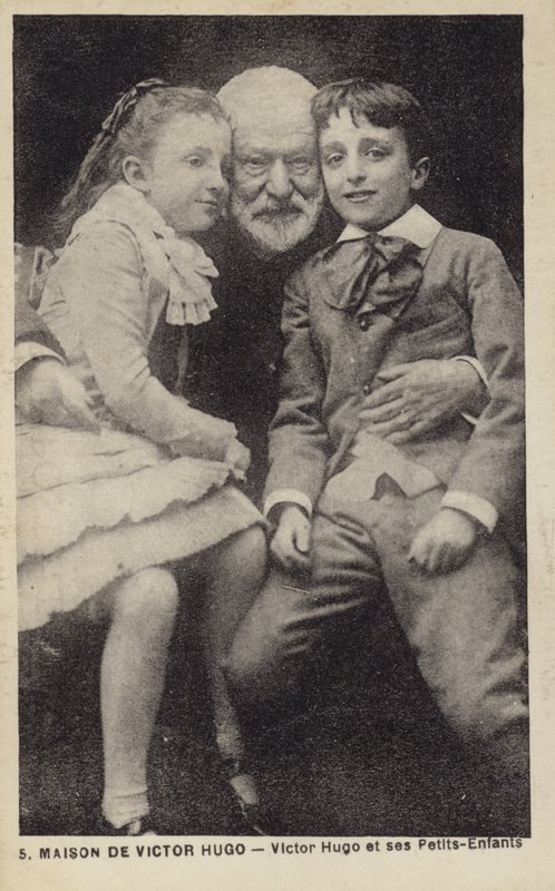 Victor Hugo (1802-1885), poeta francês, romancista e dramaturgo, com seus netos de French Photographer
