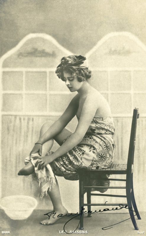 Mulher com uma toalha de banho (foto a p/b) de French Photographer