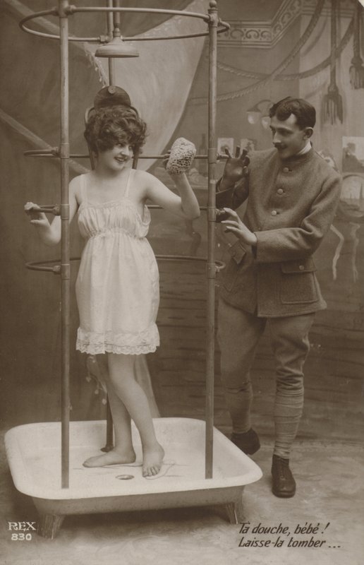 Mulher no chuveiro com um soldado (foto a p/b) de French Photographer