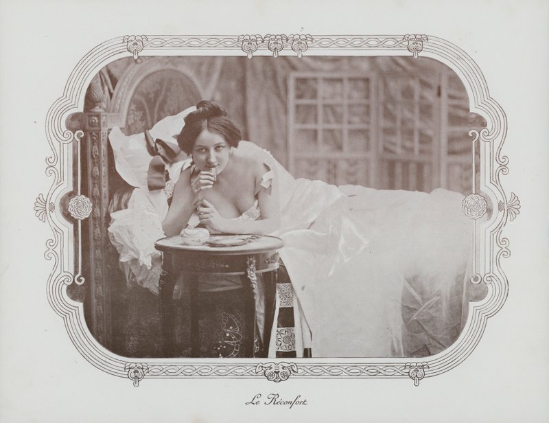 Mulher a relaxar na cama (foto a p/b) de French Photographer