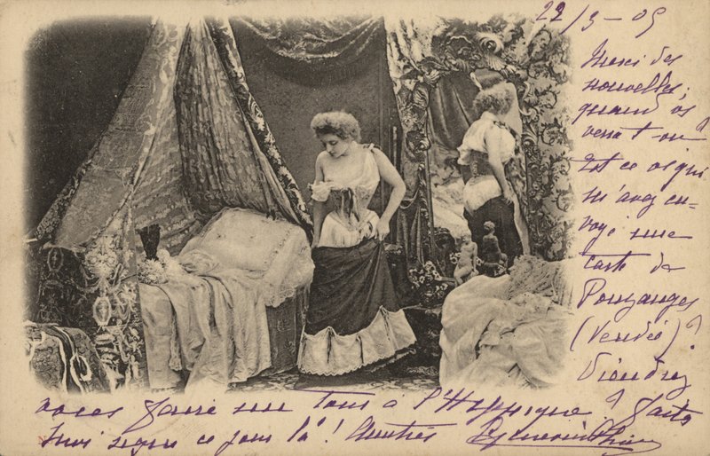 Mulher, despindo, em, um, espelho de French Photographer