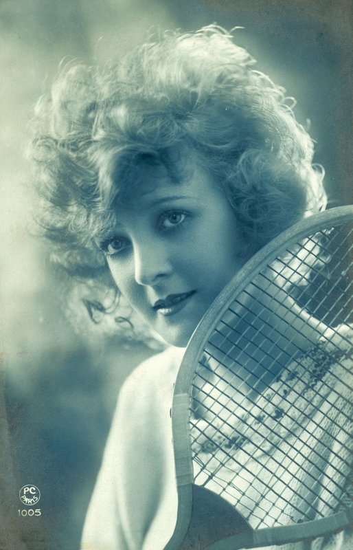 Mulher com raquete de ténis (foto a p/b) de French Photographer