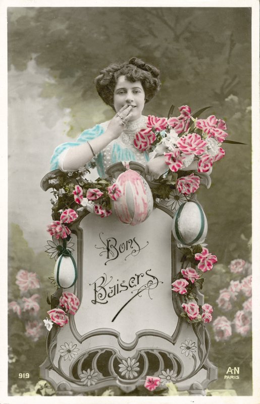 Mulher com flores e ovos (foto a cores) de French Photographer