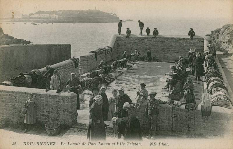 Mulheres lavando roupa no porto de louen. Postal enviado em 1913. de French Photographer