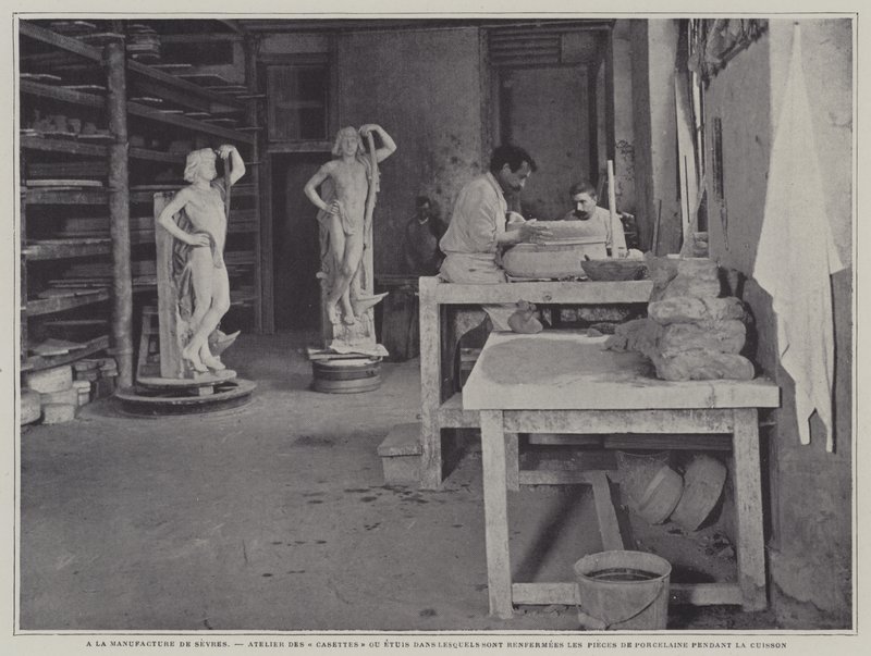 Oficina de confecção de recipientes para peças de porcelana a serem alojadas durante a queima na fábrica de porcelana Sevres, França (foto a p/b) de French Photographer