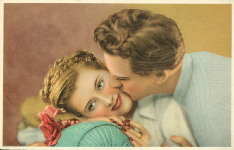 Jovem a beijar uma rapariga bonita na bochecha (foto) de French Photographer