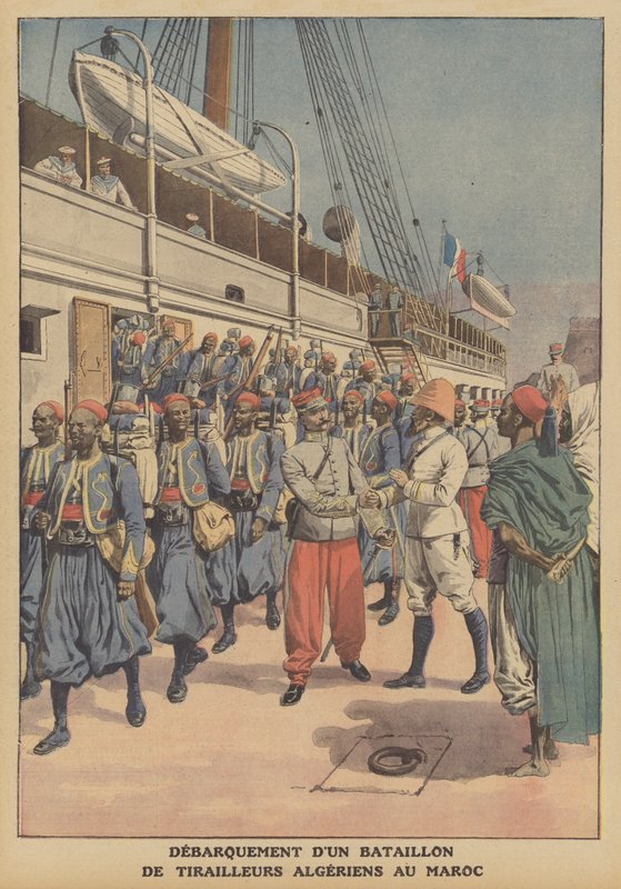 Um batalhão de tirailleurs argelinos desembarcando de um navio em Casablanca, Marrocos (cor litho) de French School