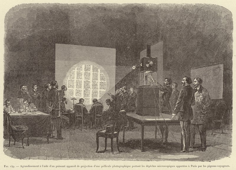 Ampliação com a ajuda de um potente aparelho de projecção de uma película fotográfica com os espécimes microscópicos trazidos a Paris pelos pombos-correio (gravura) de French School