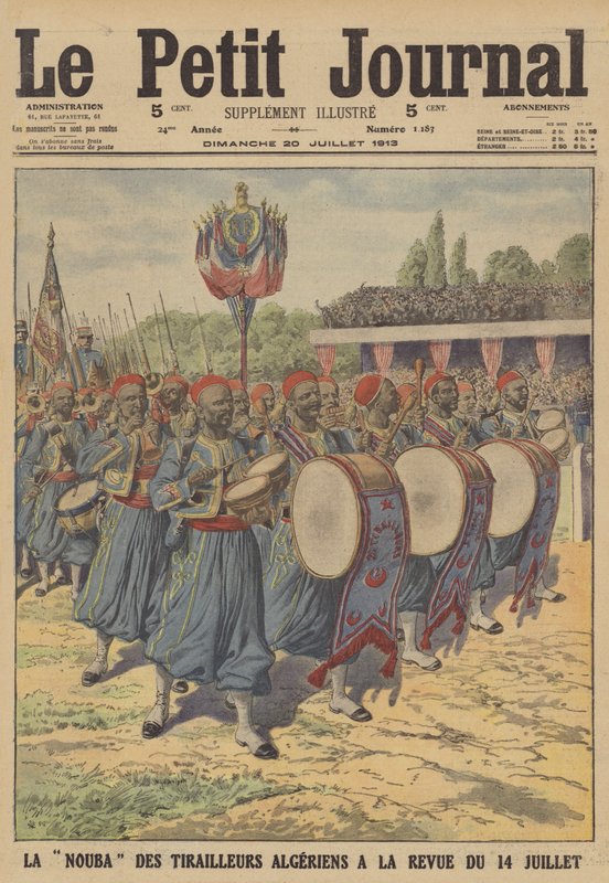 Banda dos tirailleurs argelinos marchando no desfile militar do Dia da Bastilha em Paris (cor litho) de French School