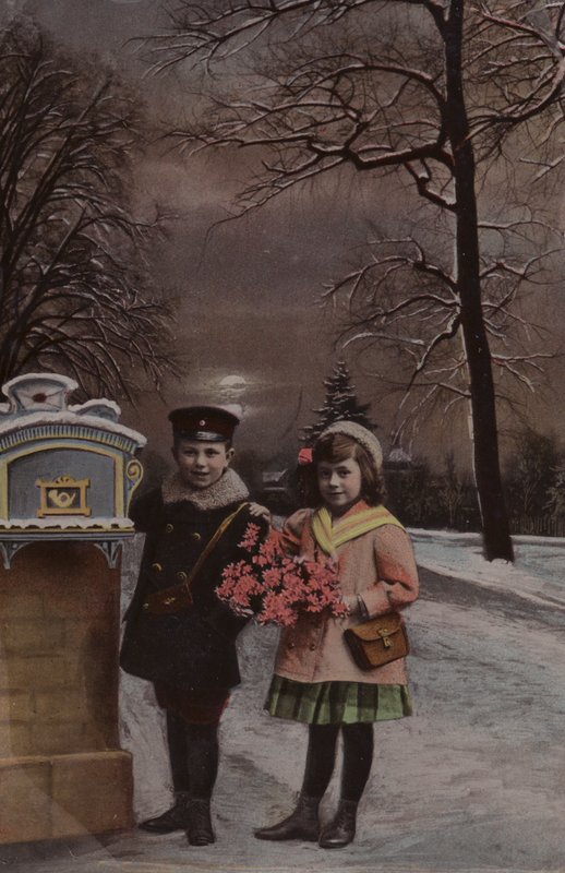 Menino e menina, na neve, prestes a postar uma carta de French School