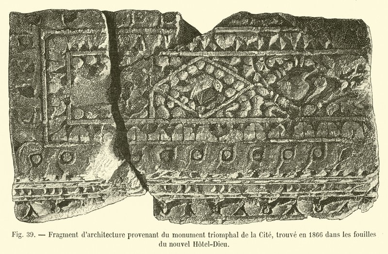 Fragmento de arquitetura do monumento triunfal da cidade, encontrado em 1866 nas escavações do novo Hotel-Dieu de French School