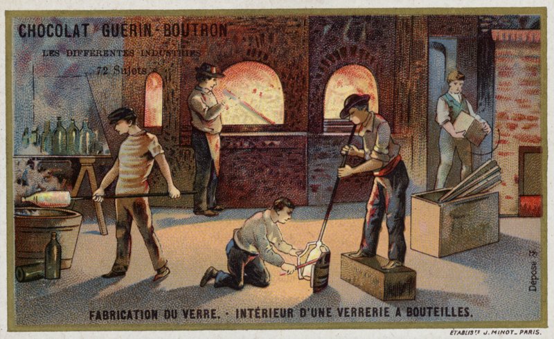Fabricação de vidro. Interior de uma fábrica de fabrico de garrafas (chromolitho) de French School