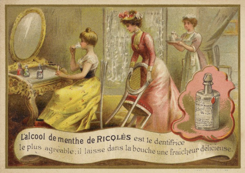 Senhora Usando Mouthwash de French School