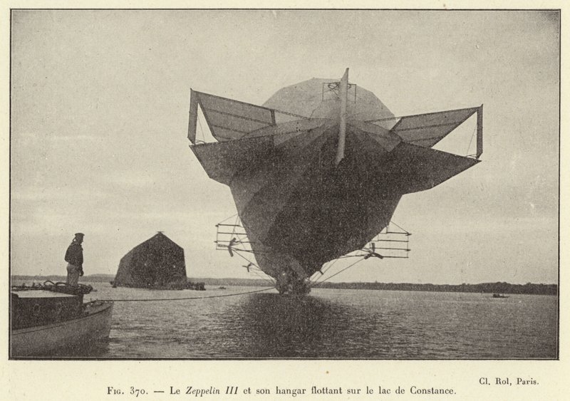 O Zeppelin III e o seu hangar flutuante no Lago Constança (gravura) de French School