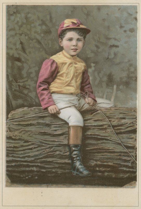 Garotinho na roupa de jóquei sentado num tronco de French School
