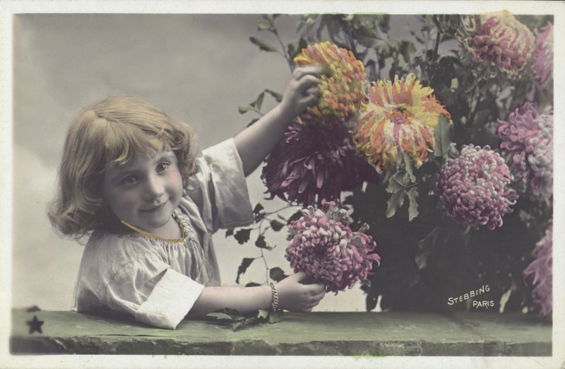 Menininha com flores (foto colorida) de French School