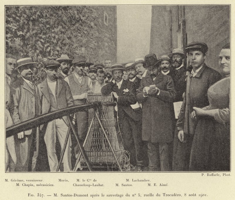 M Santos-Dumont após o resgate do nº 5, Trocadero Lane, 8 de Agosto de 1901 (gravura) de French School