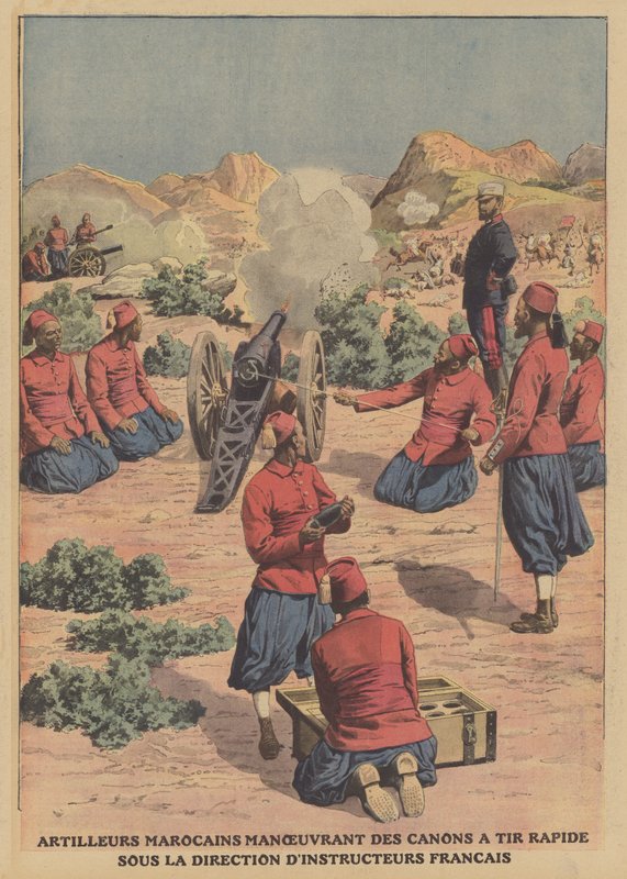 Artilheiros marroquinos disparando canhões de fogo rápido sob a orientação de instrutores militares franceses (cor litho) de French School
