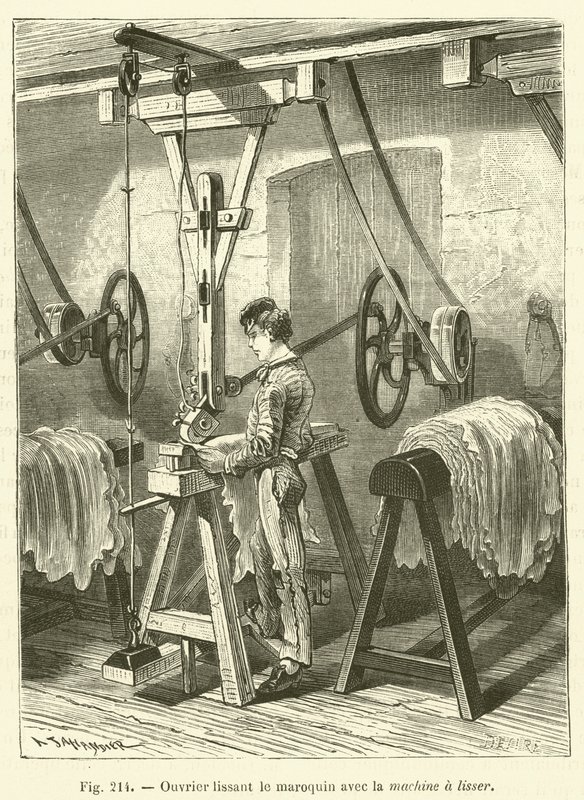 Trabalhador alisando o couro com a máquina de gravação de French School