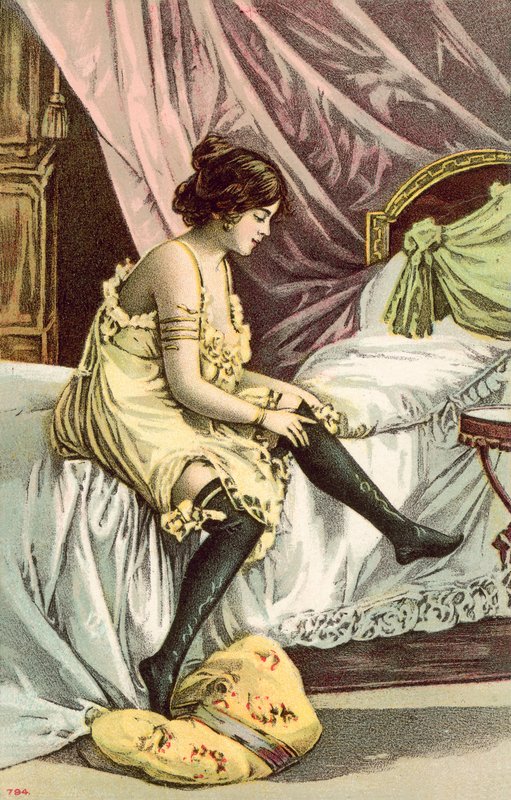 Menina semi vestida, sentada na cama, ajustando as suas meias (cor litho) de French School