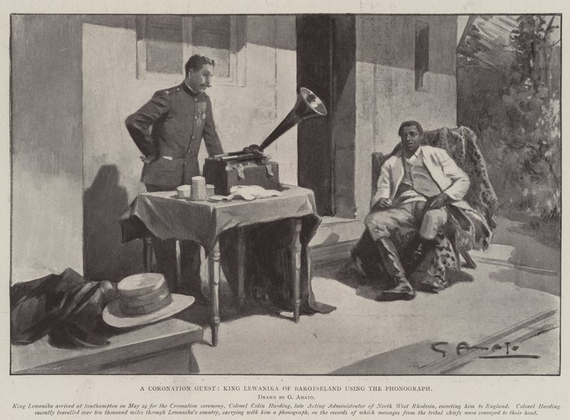 Um hóspede da coroação, rei Lewanika de Barotseland usando o fonógrafo de G.S. Amato