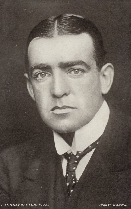 Ernest Shackleton (1874-1922), explorador antártico britânico (fotografia a preto e branco) de George Charles Beresford