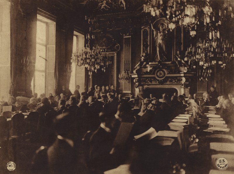 América na Primeira Guerra Mundial: Intérprete a traduzir o discurso do Presidente Poincare para inglês na abertura da Conferência de Paz (foto a p/b) de George Grantham   Bain News Service Bain