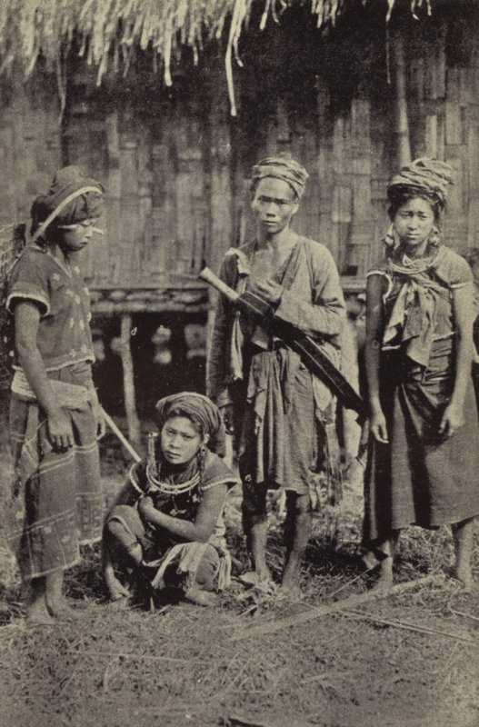 Birmânia: Um homem Kachin com o característico dah e três mulheres (foto p/b) de Georges Bertin Scott