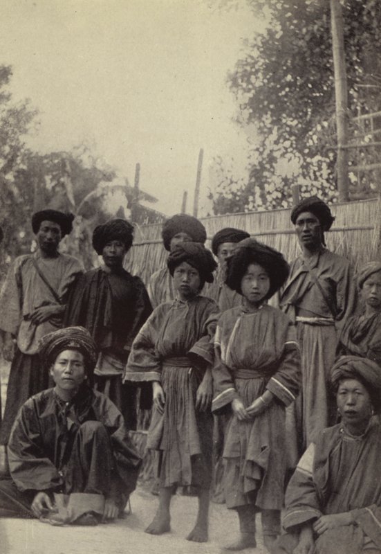 Birmânia: Um grupo de homens e mulheres Lihsaw (foto p/b) de Georges Bertin Scott