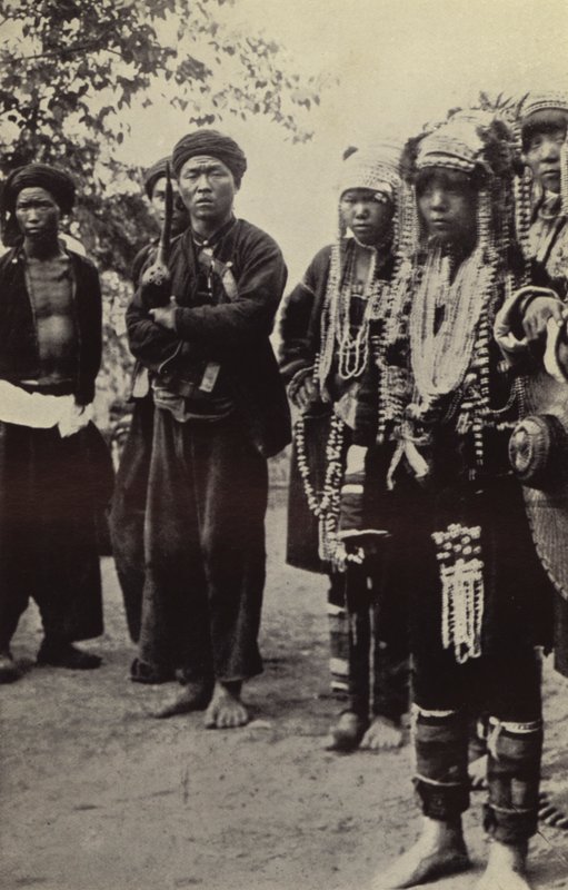 Birmânia: homens Akha com mulheres em toda a sua elegância (foto p/b) de Georges Bertin Scott