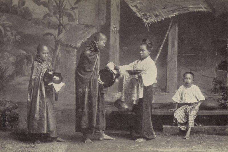 Birmânia: O Pongyi com sua tigela de mendicância (foto p/b) de Georges Bertin Scott
