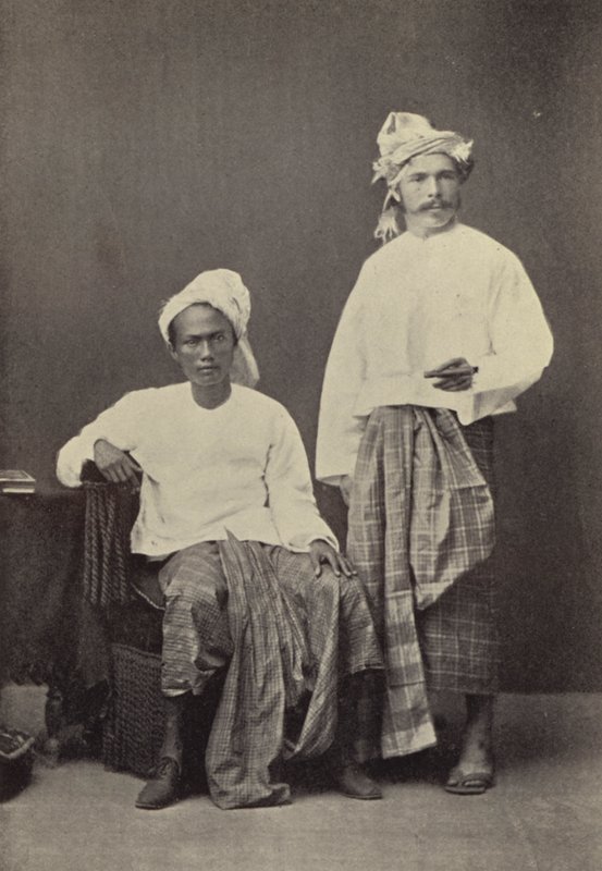 Birmânia: O autor em vestido birmanês (1878) com um camarada de futebol (foto a p/b) de Georges Bertin Scott