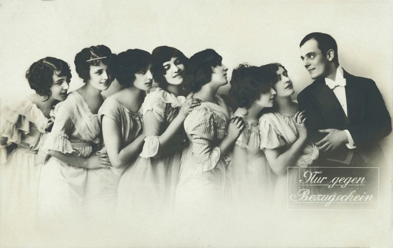 Um homem em demanda (fotografia a preto e branco) de German Photographer