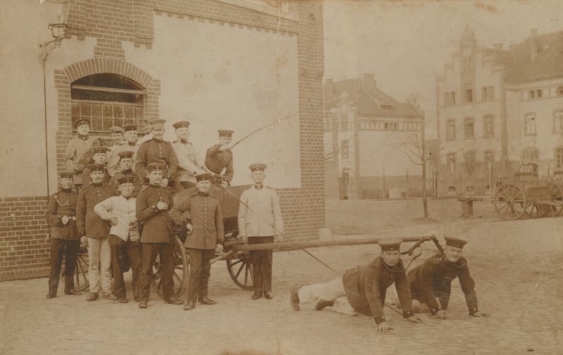 Soldados alemães a puxar uma carruagem (de armas). Postal enviado em 1913. de German Photographer