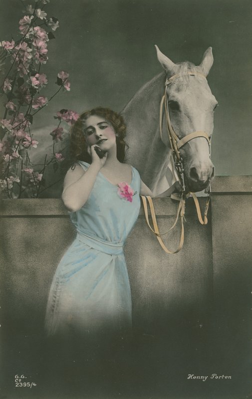 Postal da estrela de cinema alemã Henny Porten, enviado em 1913 (fotografia colorida à mão) de German Photographer