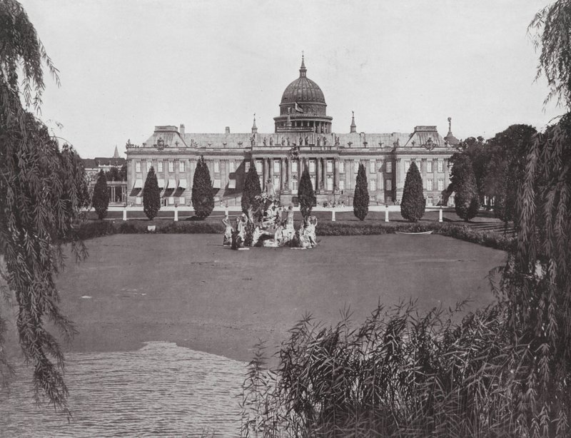 Potsdam, Palácio da Cidade e Fonte de Neptuno (fotografia a preto e branco) de German Photographer