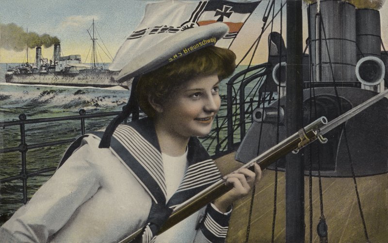 Mulher de uniforme de marinheiro do navio de guerra alemão Braunschweig (cor litho) de German School