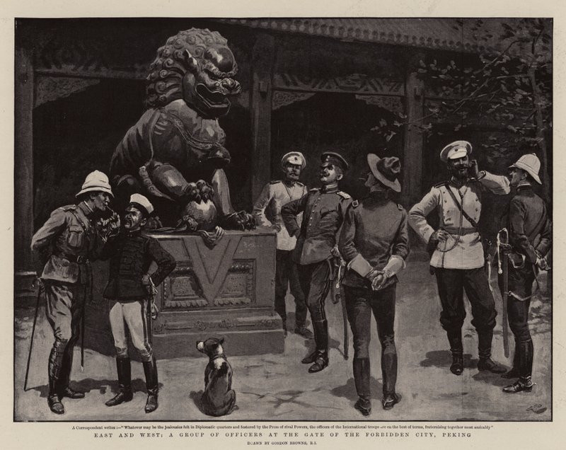 Leste e Oeste, um grupo de oficiais no portão da Cidade Proibida, Pequim de Gordon Frederick Browne