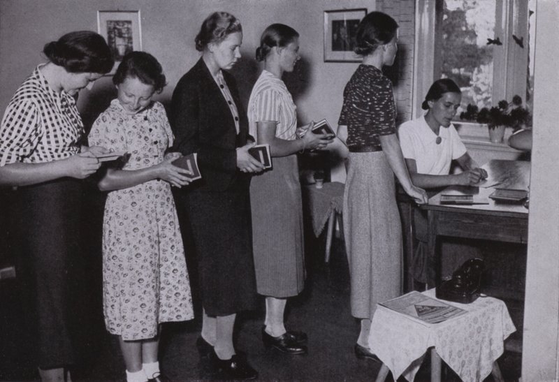 Mulheres jovens no Terceiro Reich: Wir Arbeitsmaiden, Nós, as operárias (fotografia a preto e branco) de Gustav von Estorff