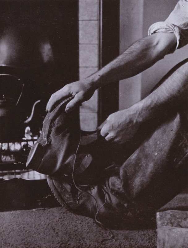 Sem botas (foto p/b) de Harold Burdekin