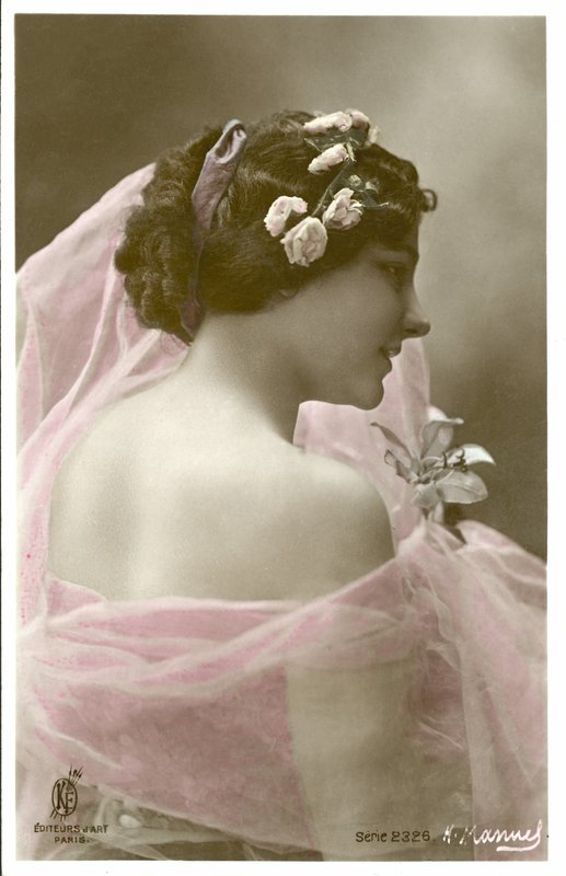 Mulher em lenço cor-de-rosa (foto a cores) de Henri (after) Manuel