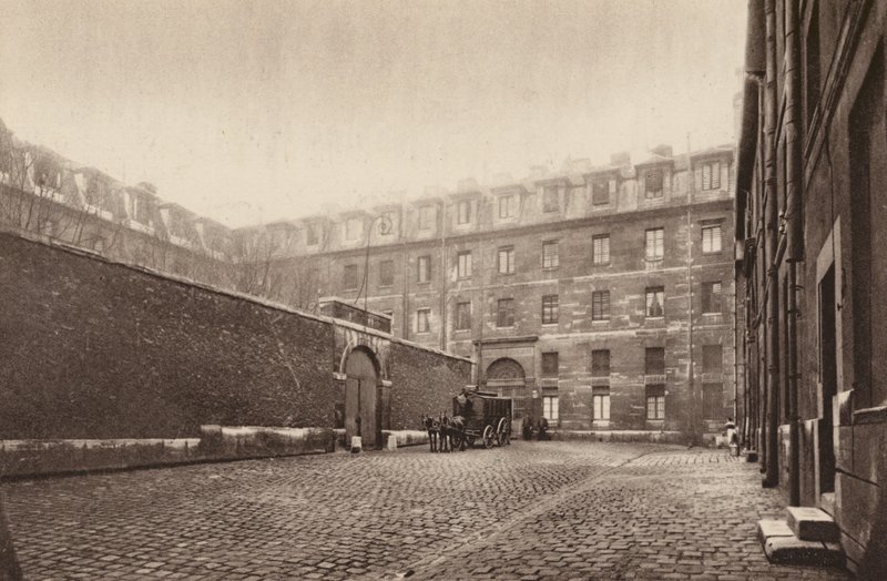 Paris: Cour interieure de St-Lazare, la prison des femmes; Tribunal interior de "St-Lazare", prisão de mulheres (fotografia a preto e branco) de Henri Manuel