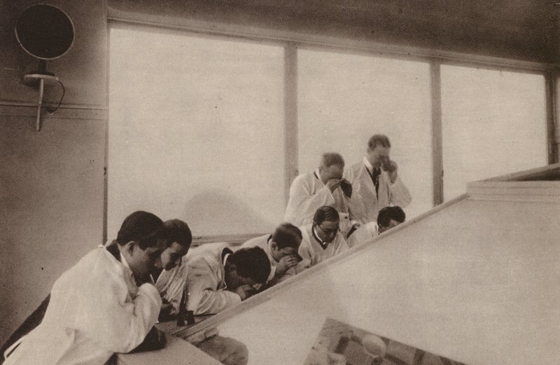 Paris: Pendant une operation, dans un hopital moderne; Operação vista de cima num hospital (fotografia a preto e branco) de Henri Manuel