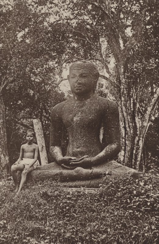 Cidades arruinadas do Ceilão: Estátua Monolítica de Buda (foto p/b) de Henry W. Cave