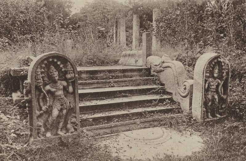 Cidades arruinadas do Ceilão: Moonstone, Guardstones e Steps (foto p/b) de Henry W. Cave