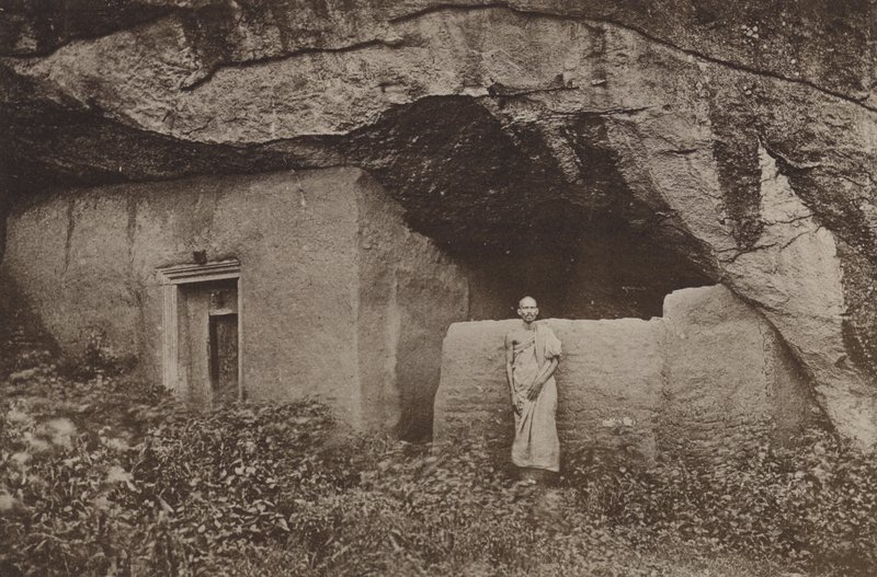 Cidades arruinadas do Ceilão: Restos de Habitações Rochosas em Mihintale (foto a p/b) de Henry W. Cave