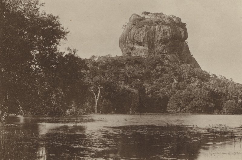 Cidades em ruínas do Ceilão: Sigiri (foto p/b) de Henry W. Cave