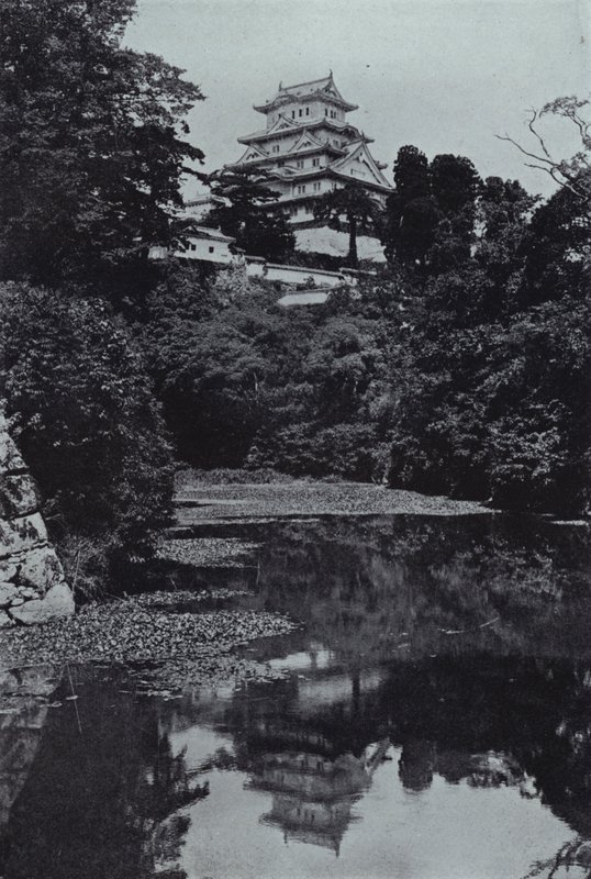 Um Castelo Feudal, do Moat (foto a p/b) de Herbert Ponting
