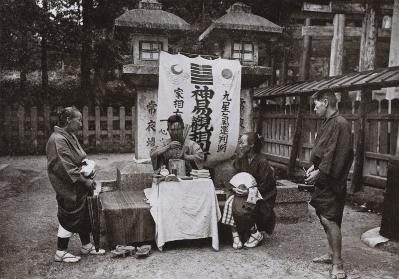 Um Fortune-Teller no Templo Inari (foto a p/b) de Herbert Ponting