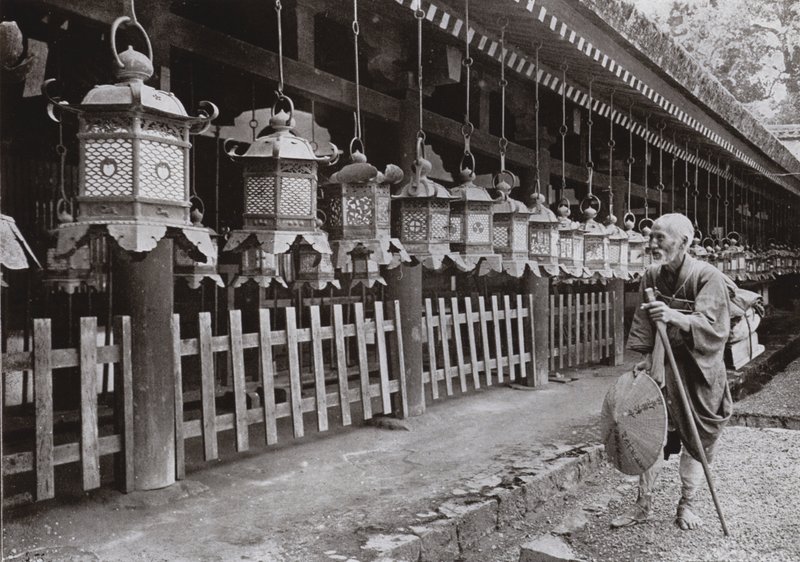 Um Peregrino no Templo de Kasuga, Nara (foto a p/b) de Herbert Ponting